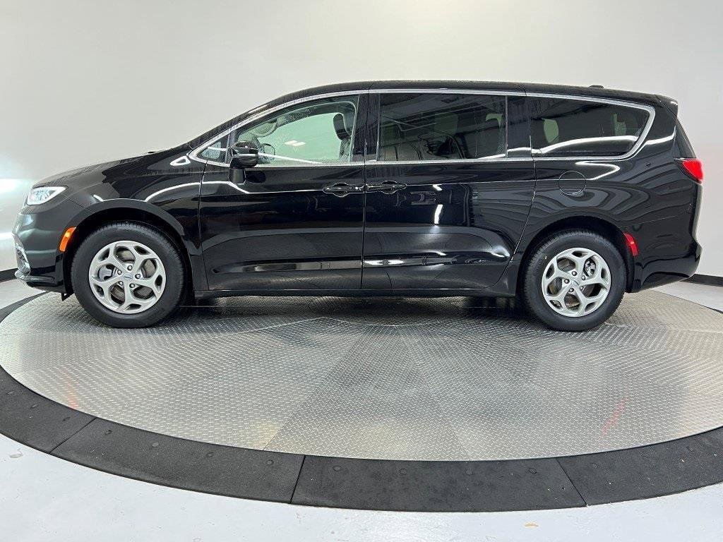 Used 2024 Chrysler Pacifica Limited image 4