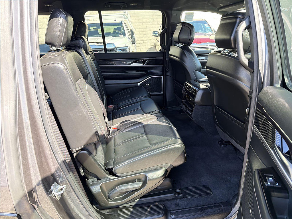Used 2023 Jeep Wagoneer 4WD image 26