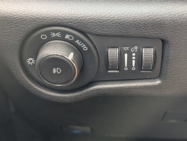 Used 2025 Chrysler Pacifica Select FWD image 14
