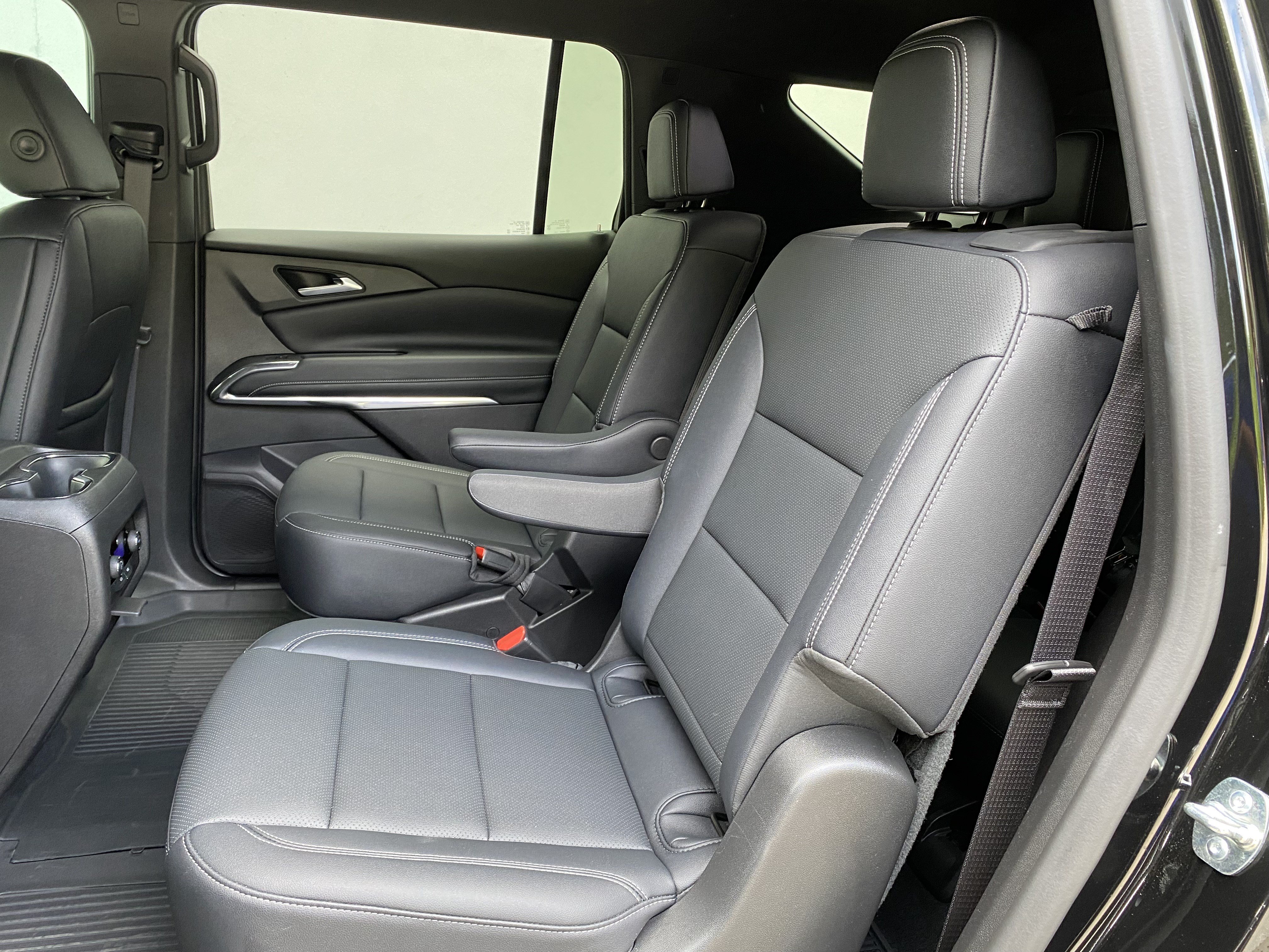 Used 2025 Chevrolet Traverse LT w/ Midnight/Sport Edition FWD image 37