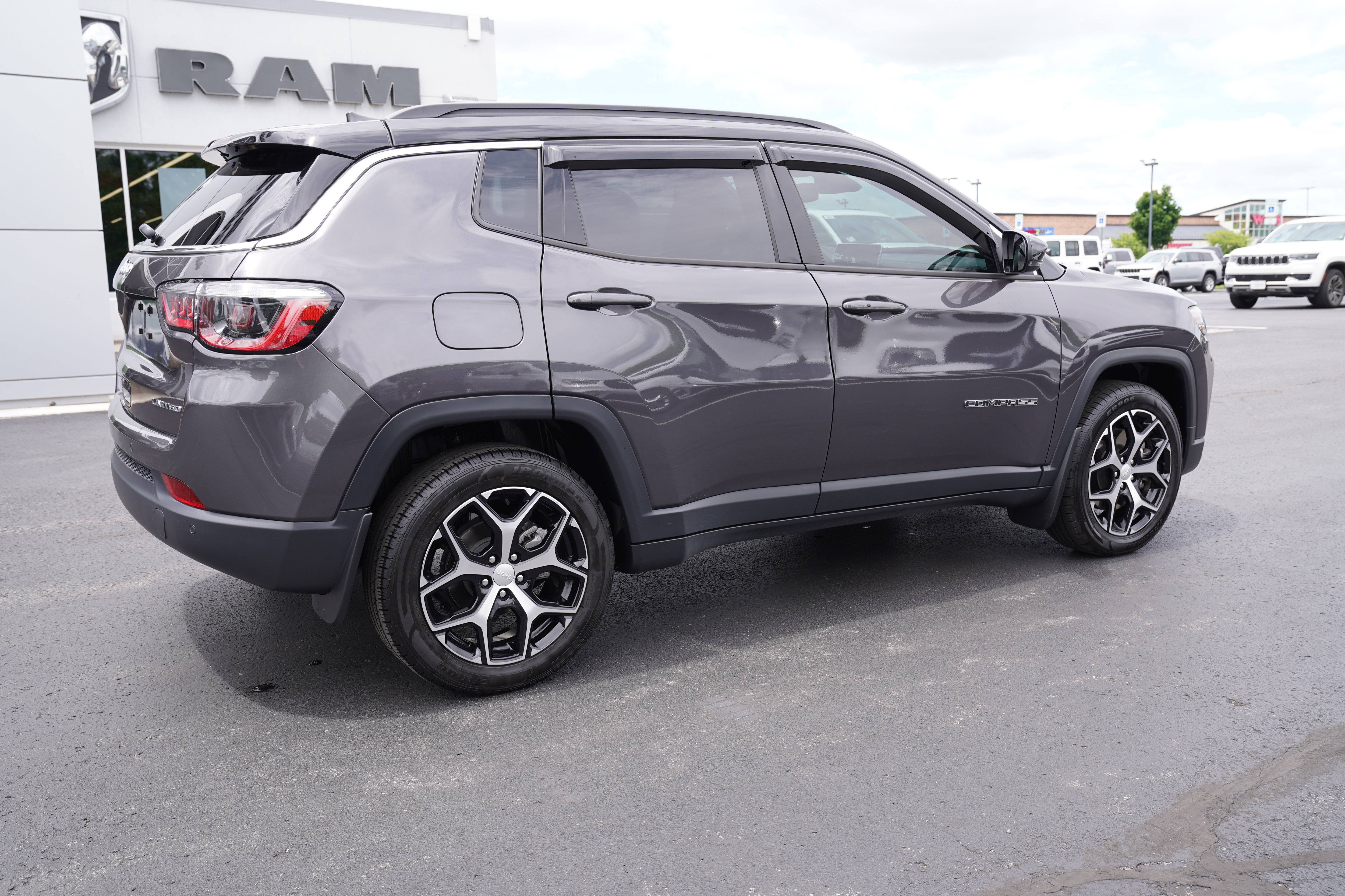 Used 2024 Jeep Compass Limited AWD/4WD image 3