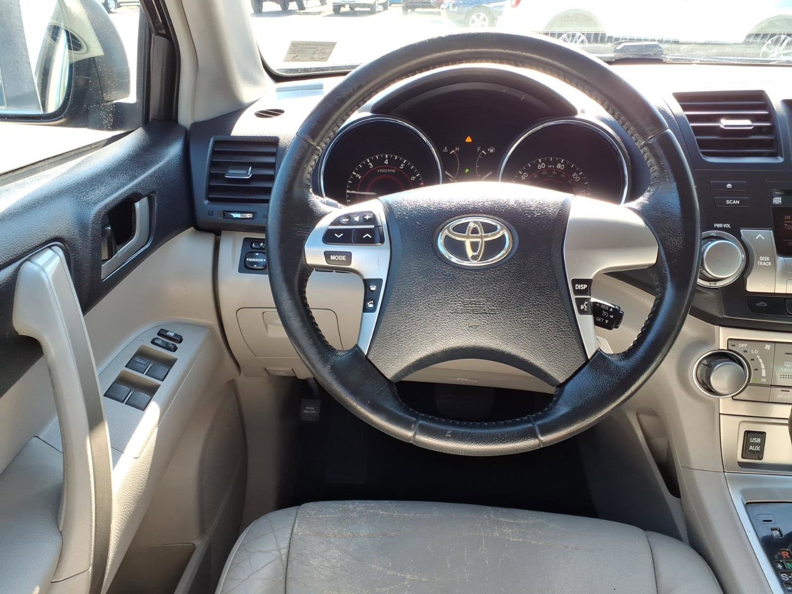 Used 2011 Toyota Highlander SE FWD image 5