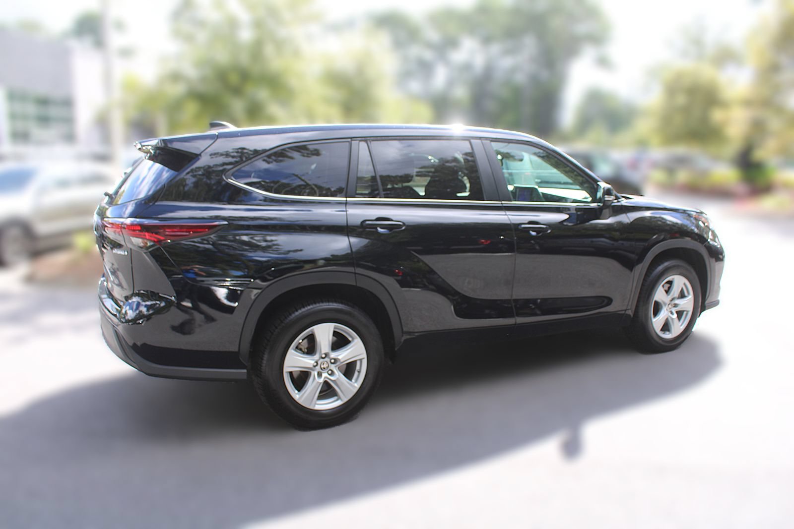 Used 2024 Toyota Highlander LE FWD image 14