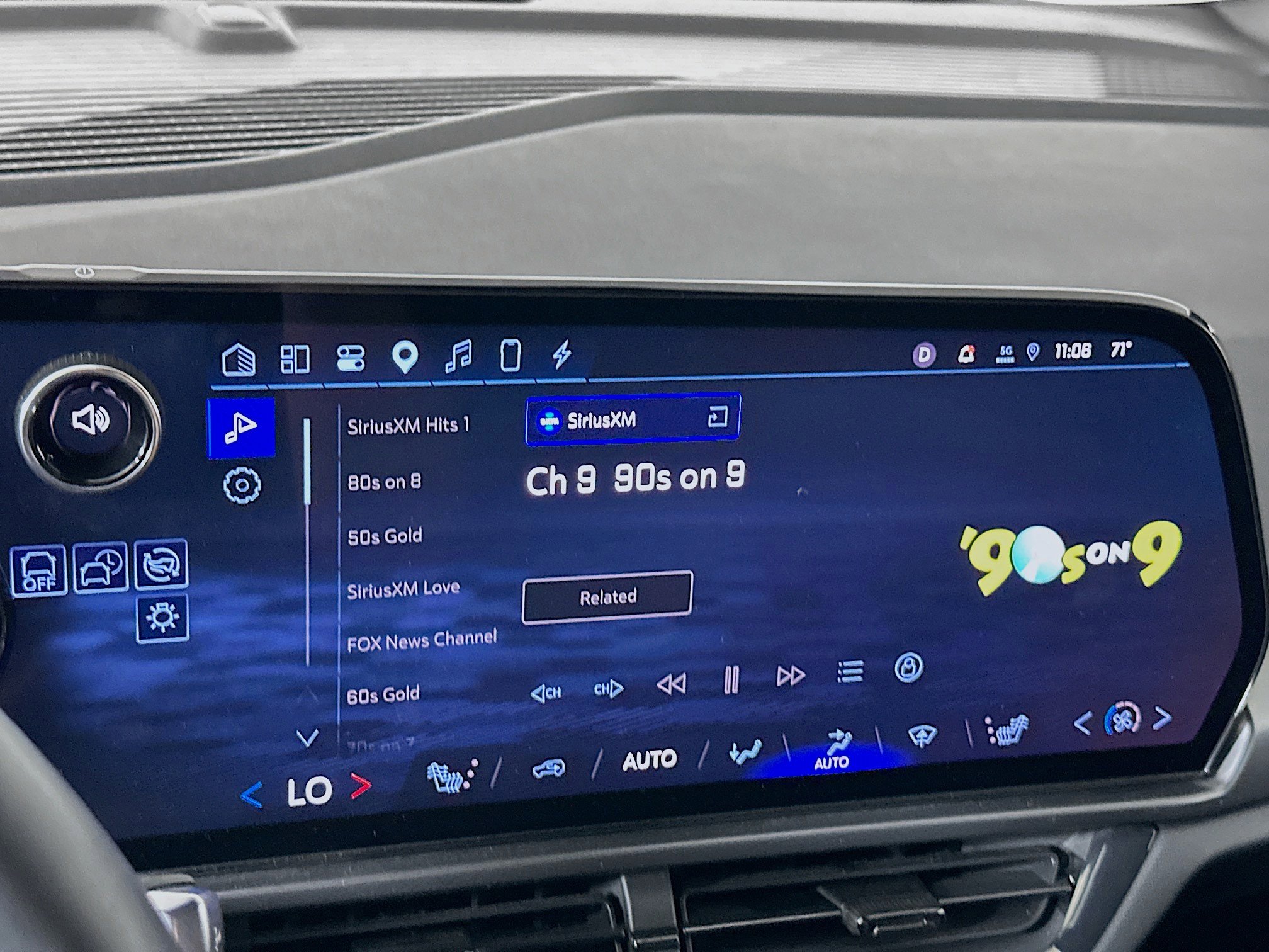 Used 2024 Chevrolet Equinox EV RS FWD image 19