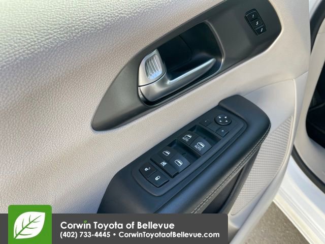 Used 2024 Chrysler Pacifica Touring-L image 17