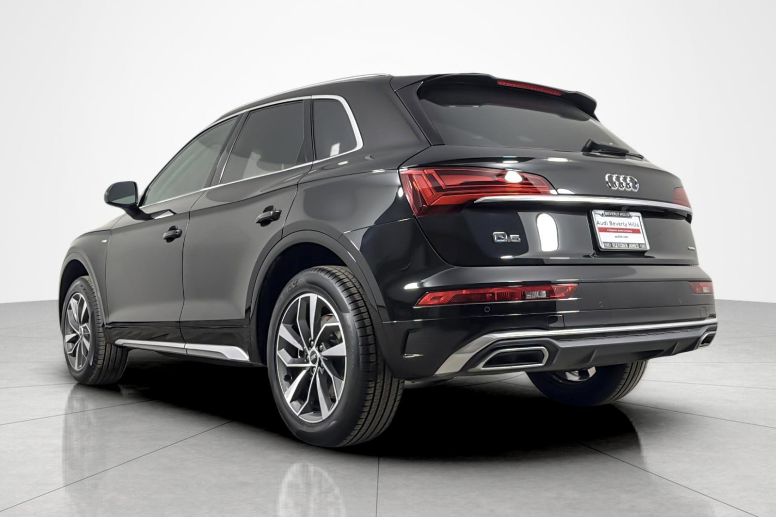 Used 2023 Audi Q5 2.0T Premium w/ Convenience Package AWD/4WD image 3