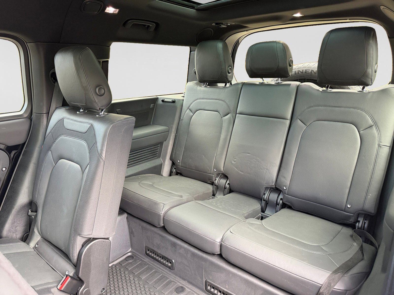 Used 2023 Land Rover Defender 130 X-Dynamic SE image 26