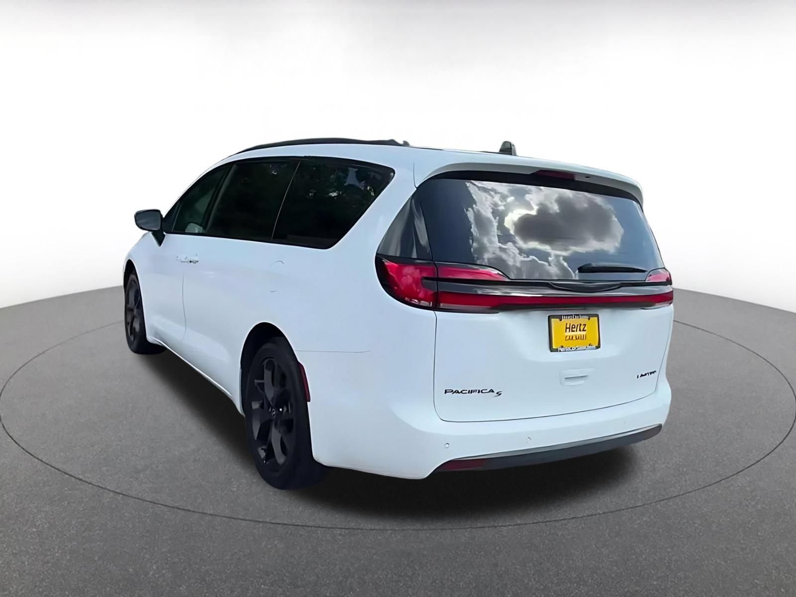 Used 2025 Chrysler Pacifica Limited FWD image 11