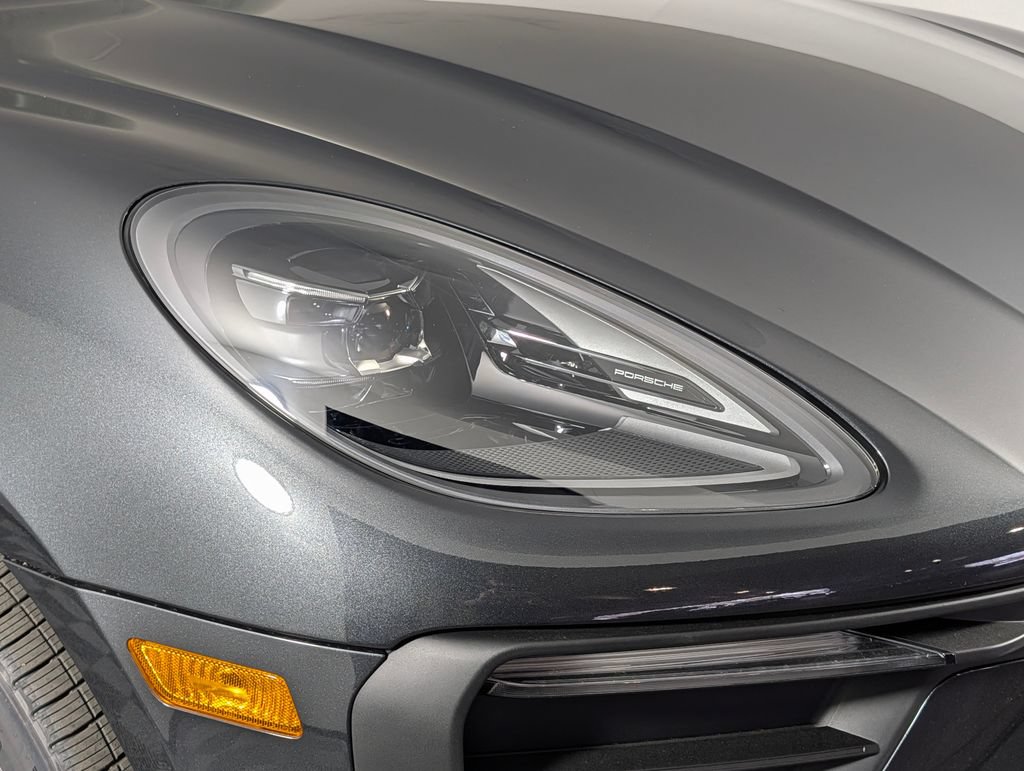 Certified 2026 Porsche Macan AWD/4WD image 16