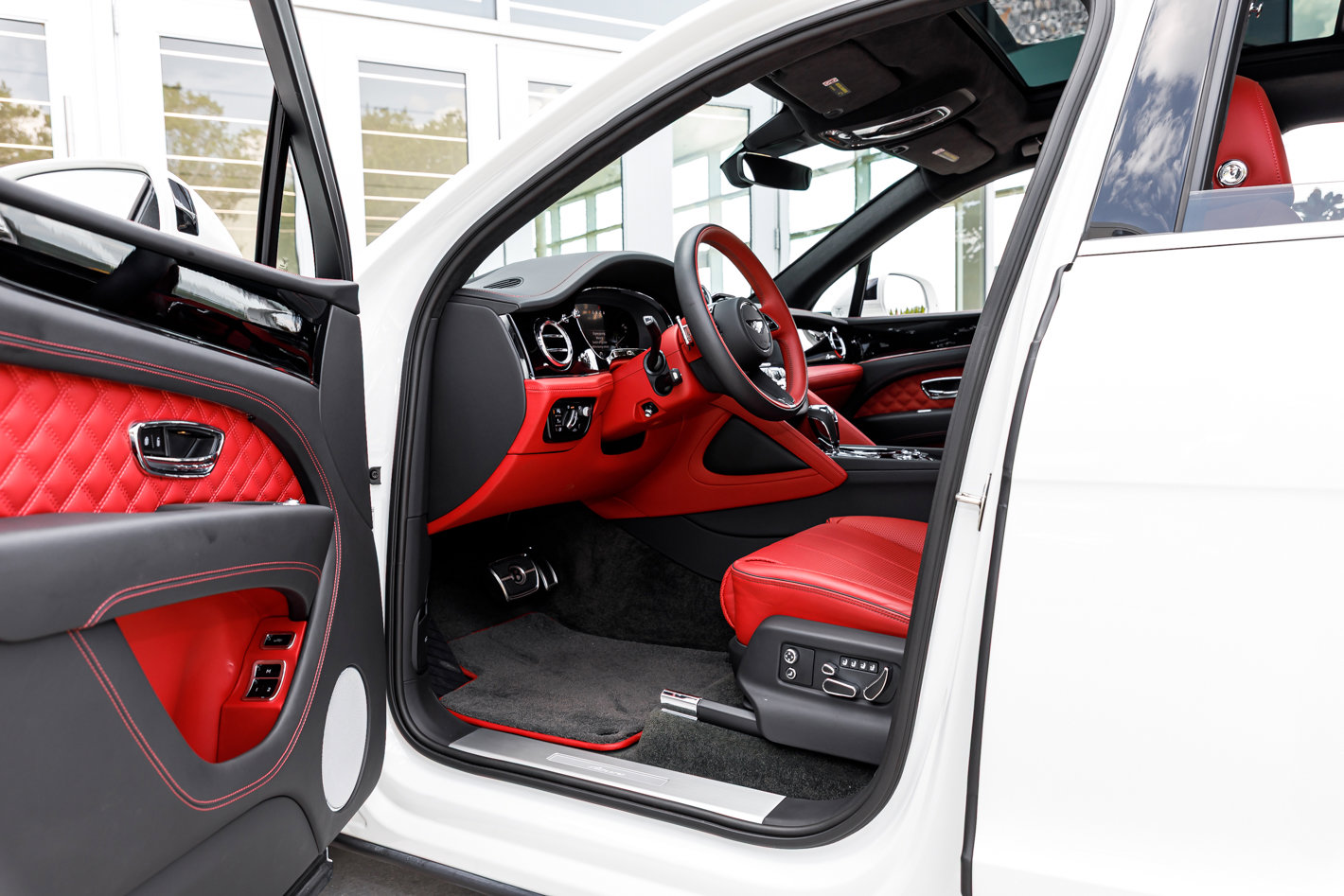 Used 2023 Bentley Bentayga AWD/4WD image 27