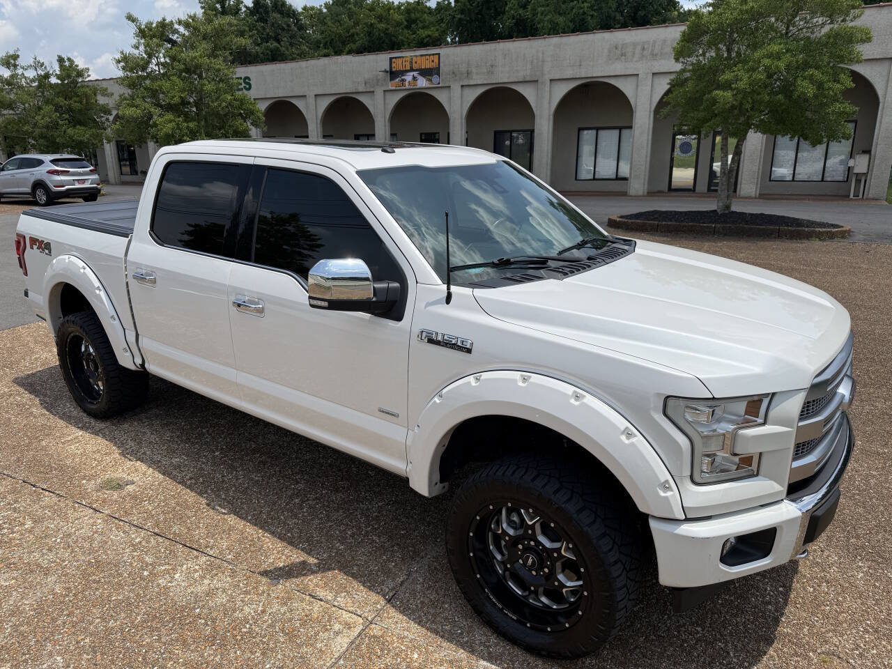 Used 2017 Ford F150 Platinum w/ Equipment Group 701A Luxury AWD/4WD image 3