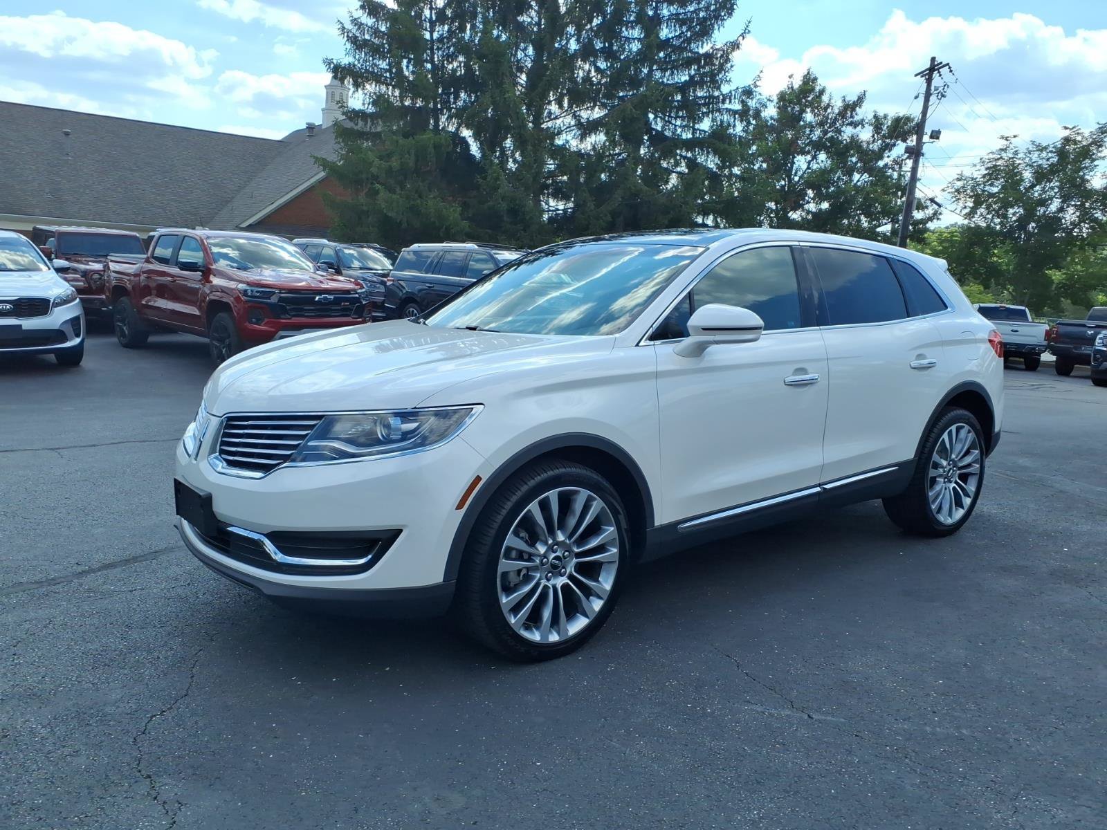 Used 2017 Lincoln MKX Reserve w/ Driver Assistance Package AWD/4WD image 3