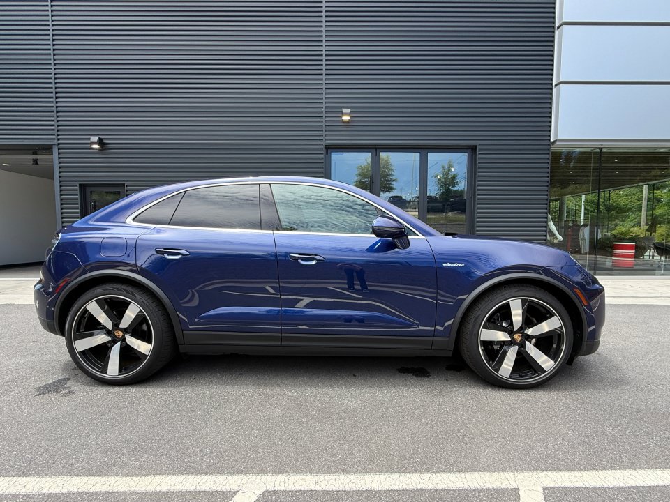 New 2025 Porsche Macan 4S Electric AWD/4WD image 8