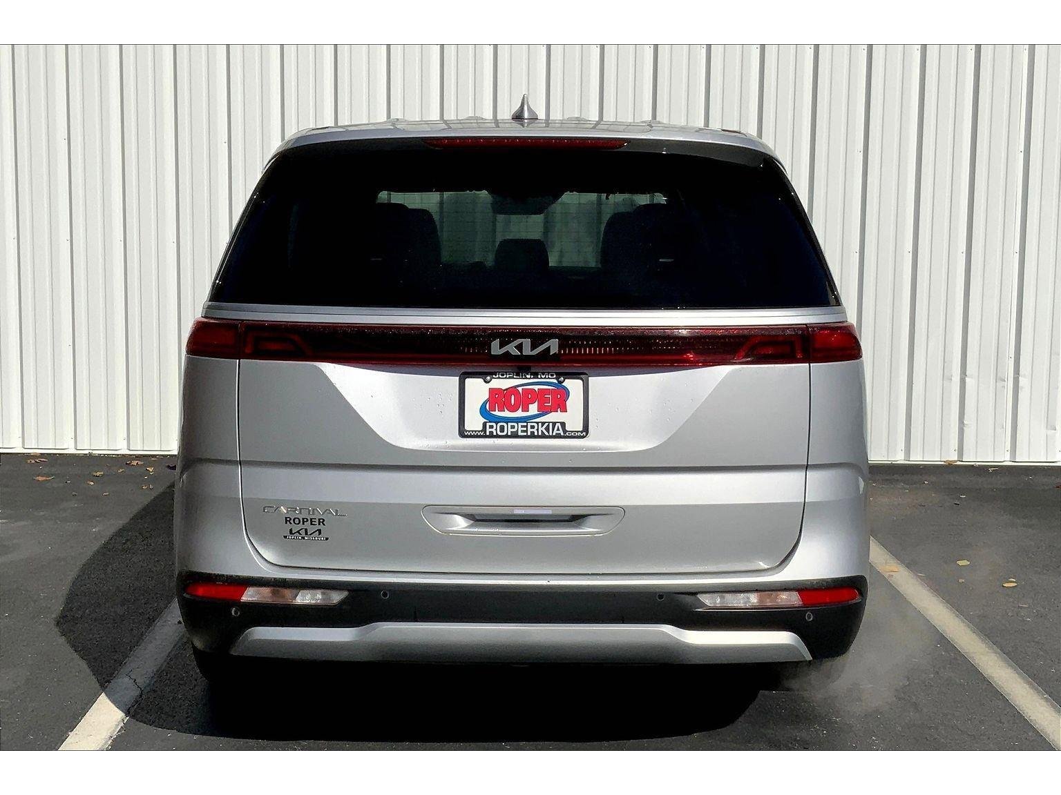 Used 2023 Kia Carnival LX image 4