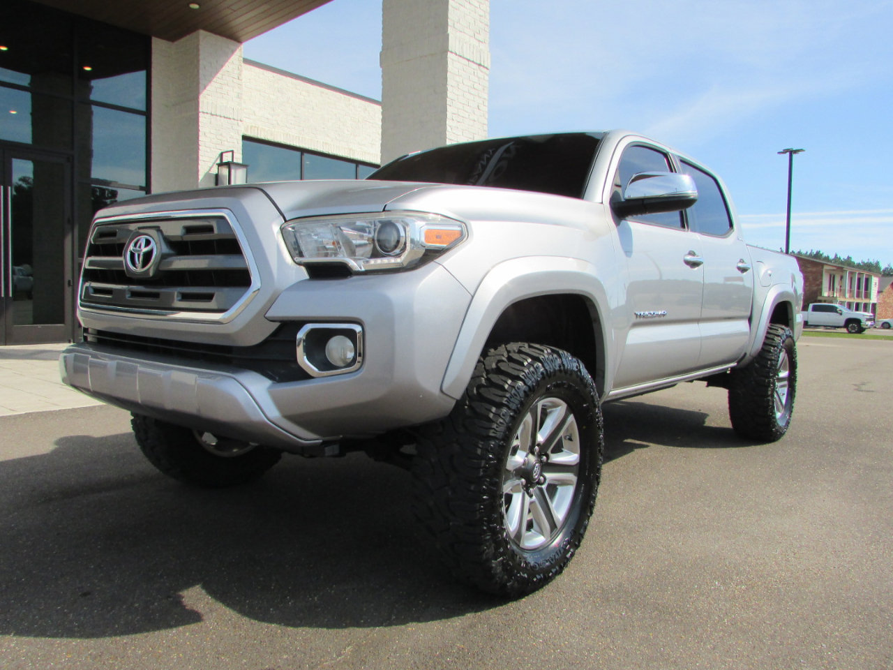 Used 2016 Toyota Tacoma Limited image 2
