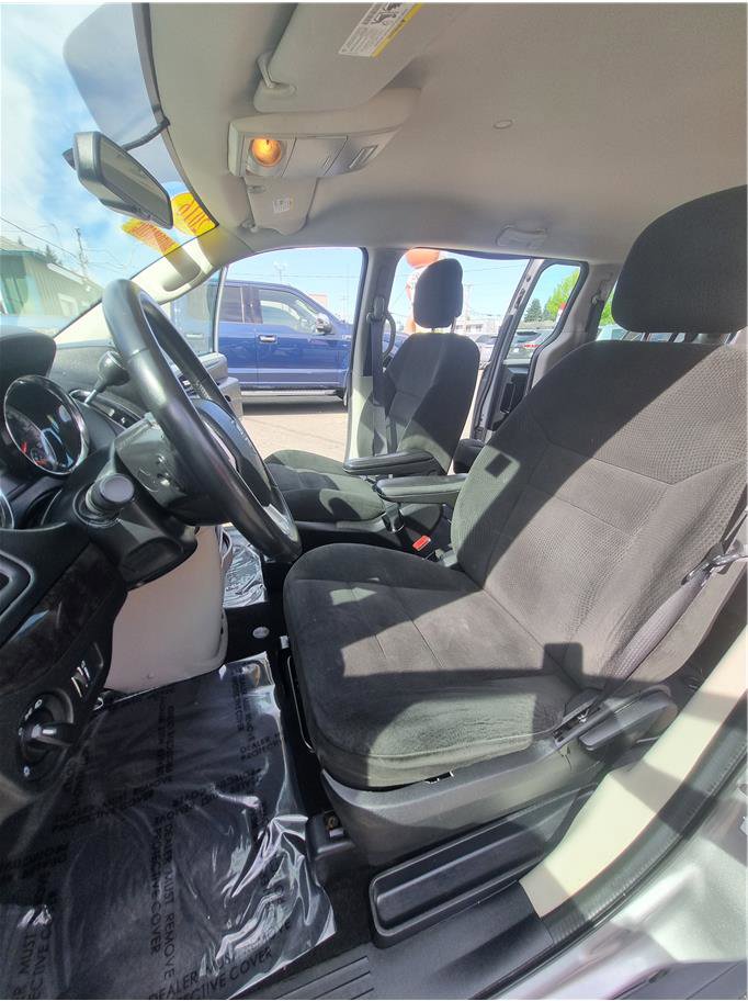 Used 2016 Dodge Grand Caravan American Value Package w/ UConnect Hands-Free Group FWD image 11