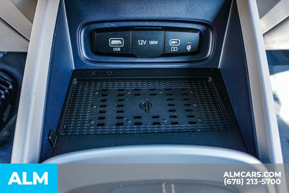 Used 2024 Hyundai Venue Limited image 43