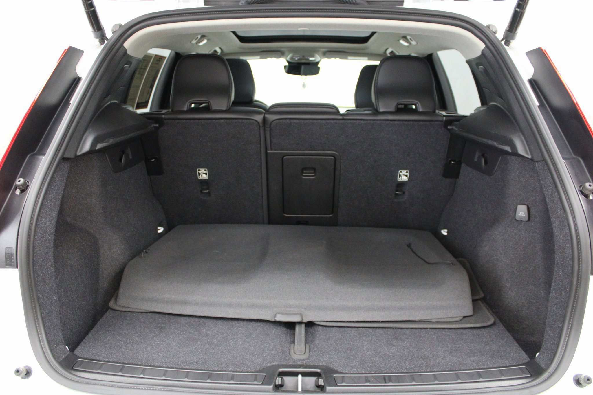 Used 2025 Volvo XC40 B5 Plus image 17