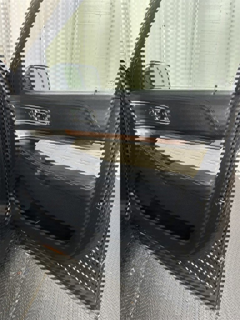 Used 2016 Ford Explorer Platinum image 45