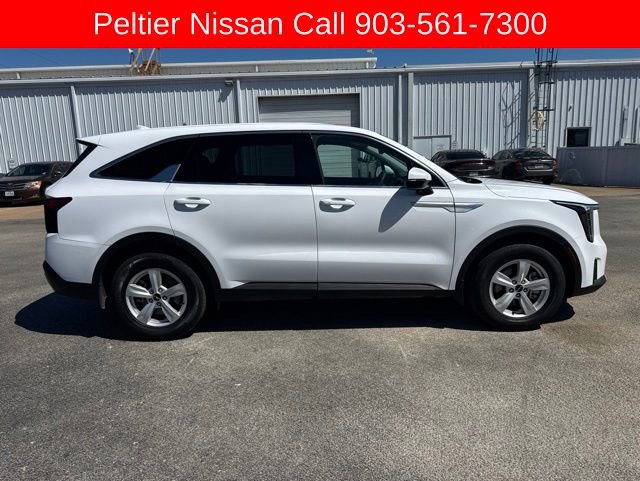 Used 2025 Kia Sorento LX FWD image 2