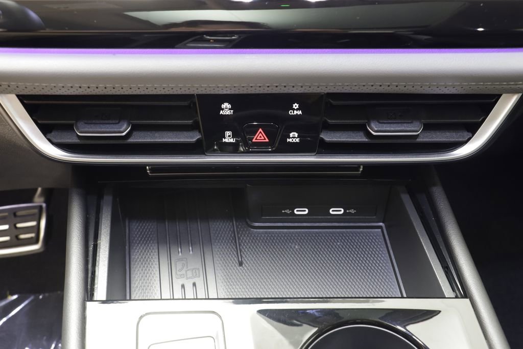 Used 2025 Volkswagen Atlas Peak Edition SE AWD/4WD image 11