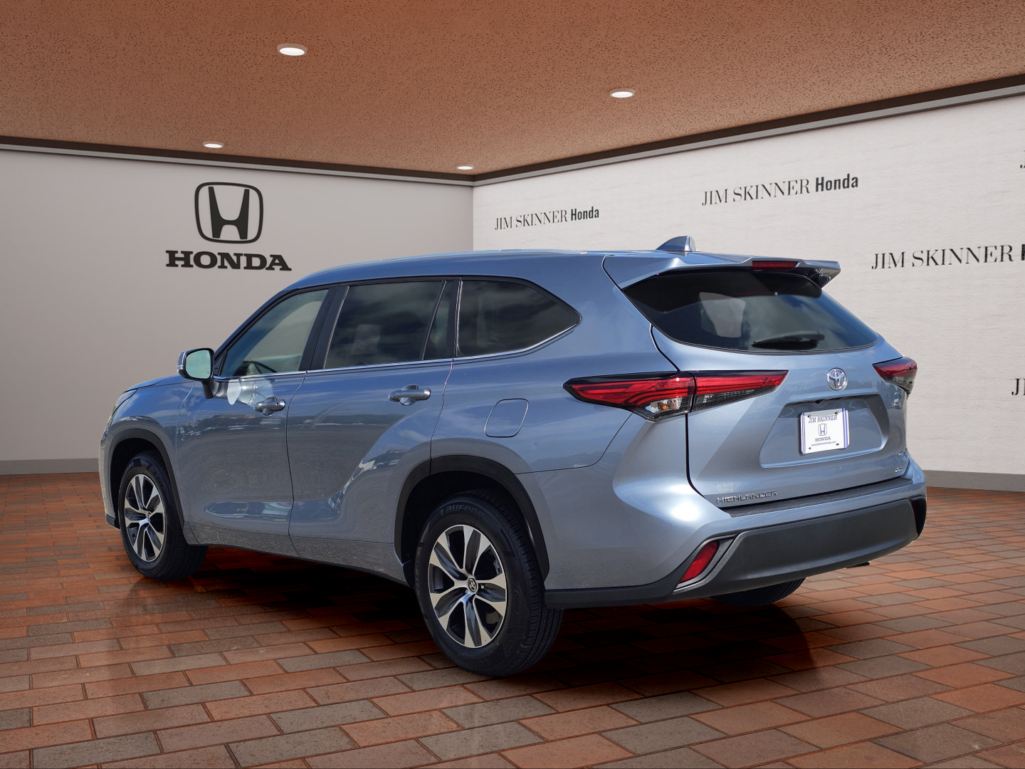 Used 2023 Toyota Highlander XLE FWD image 12
