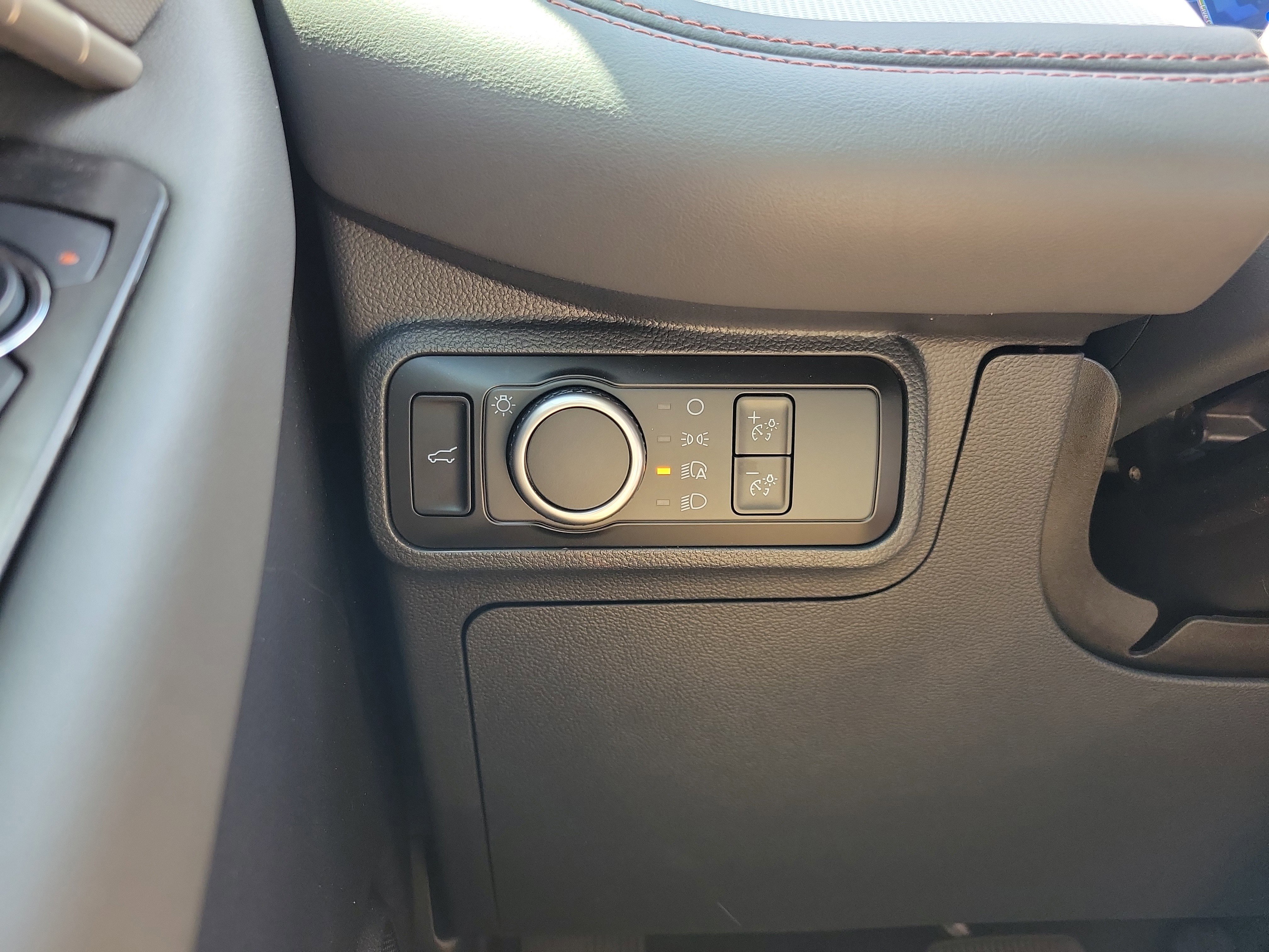 Certified 2025 Ford Explorer Active AWD/4WD image 17