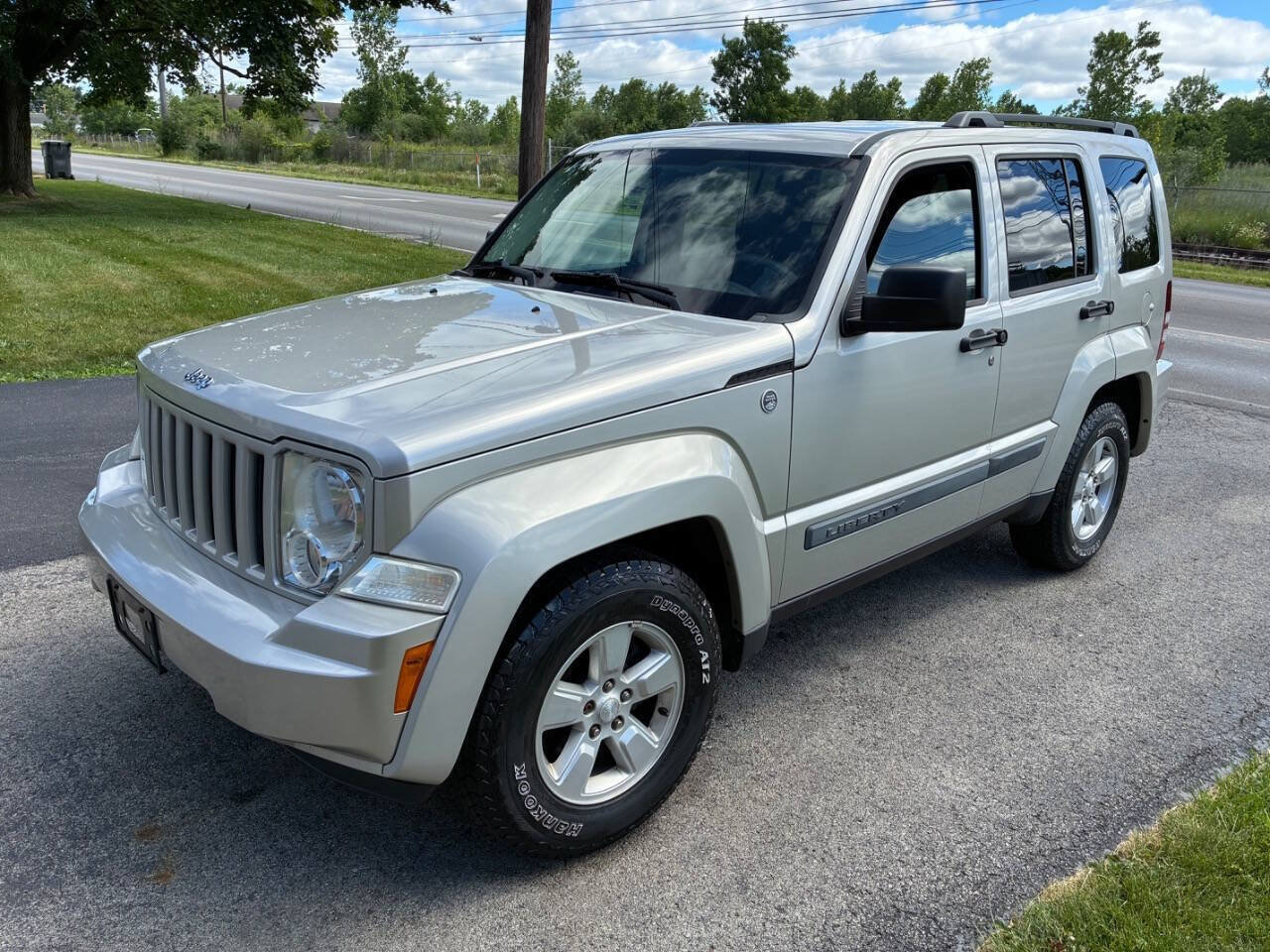 Used 2009 Jeep Liberty Sport w/ Popular Equipment Group AWD/4WD image 2