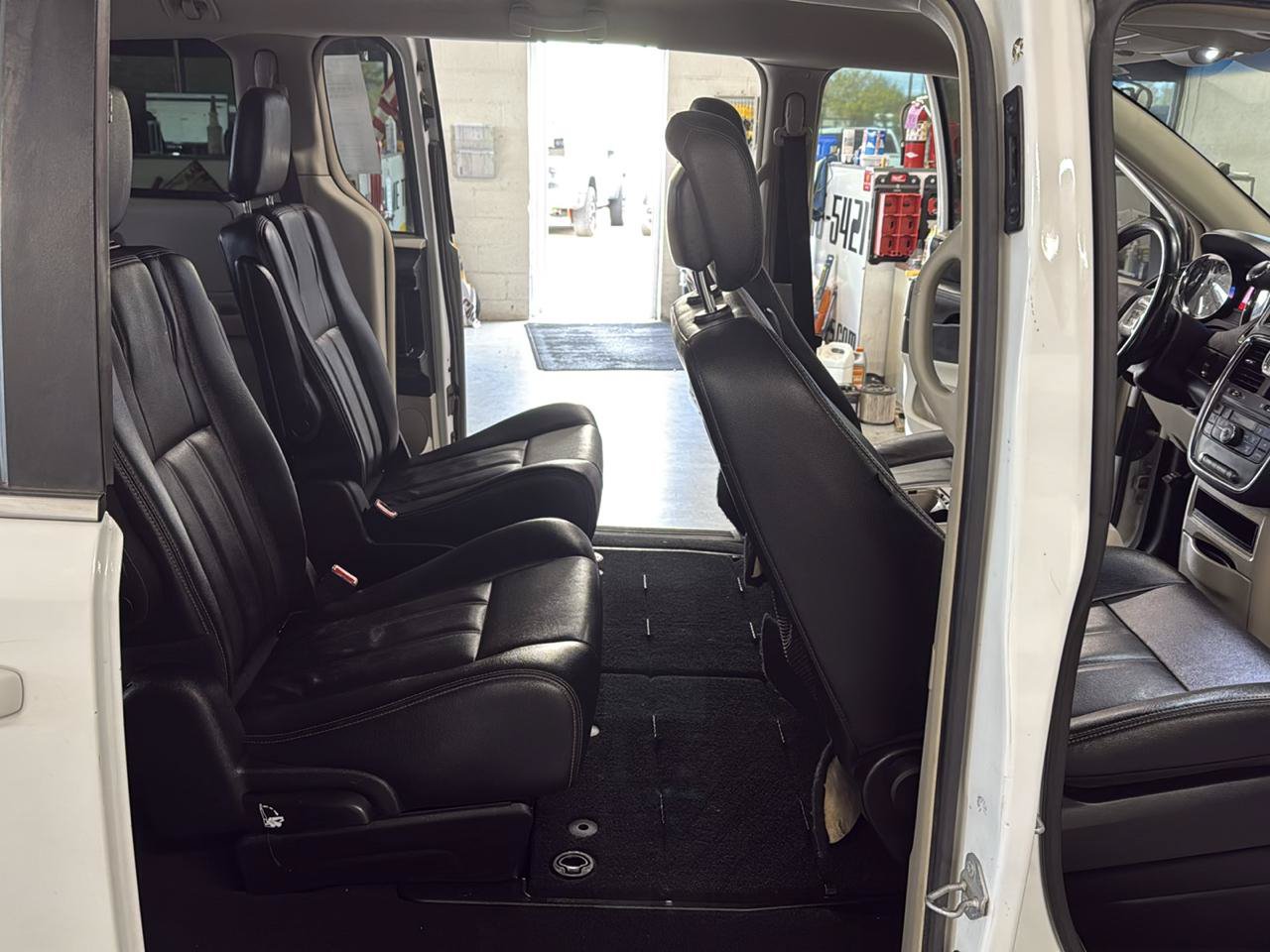 Used 2015 Chrysler Town & Country Touring FWD image 46