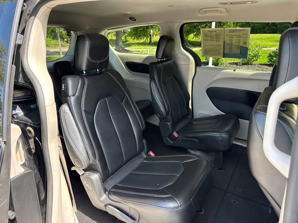 Used 2023 Chrysler Pacifica Touring-L FWD image 34