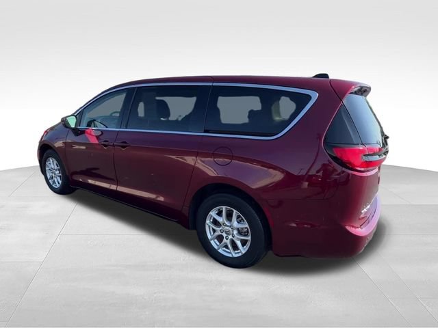 Used 2023 Chrysler Pacifica Touring-L FWD image 4