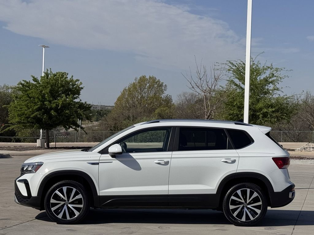 Used 2023 Volkswagen Taos SE image 3