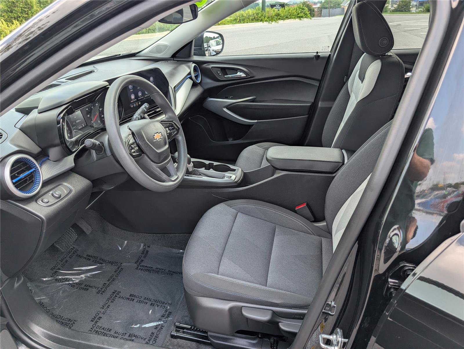 Used 2025 Chevrolet Trax LS FWD image 14