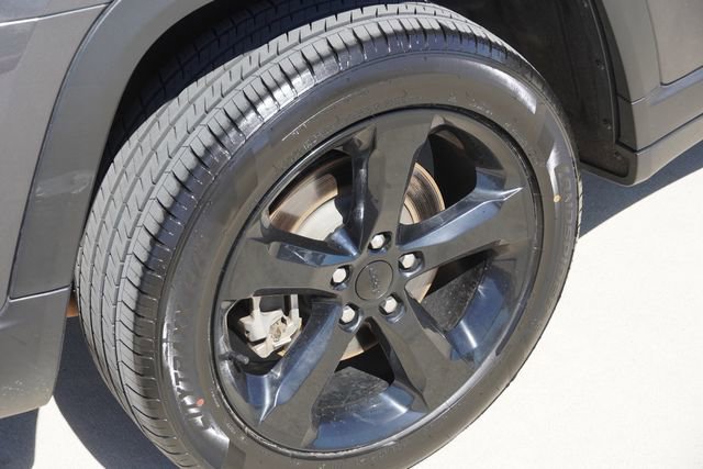 Used 2024 Jeep Grand Cherokee L Limited w/ Black Appearance Package image 11