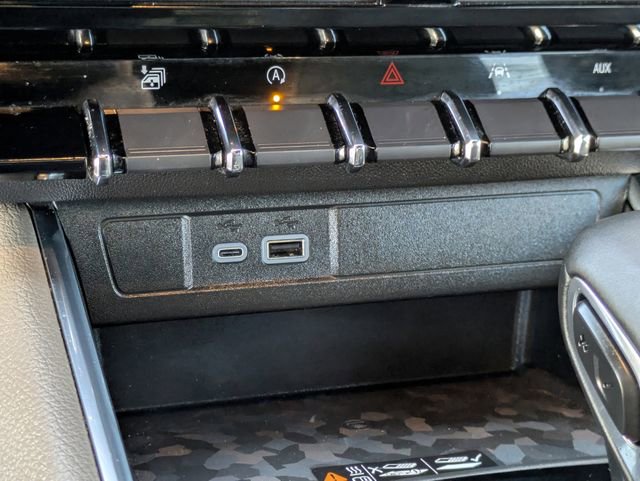 Used 2024 GMC Canyon Denali image 18