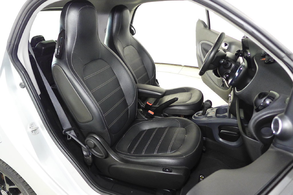 Used 2016 smart fortwo Proxy RWD image 20