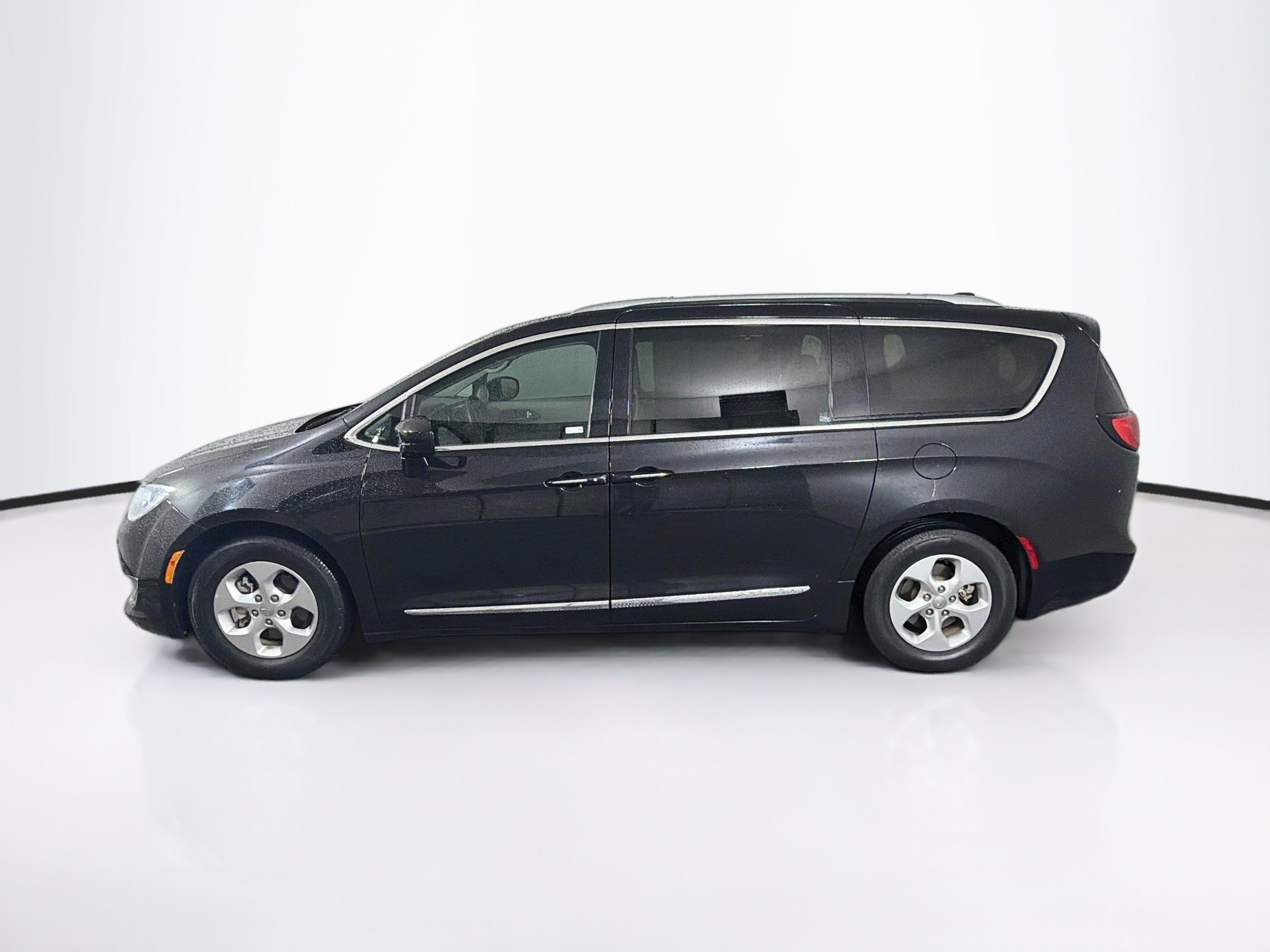 Used 2017 Chrysler Pacifica Touring-L Plus FWD image 4