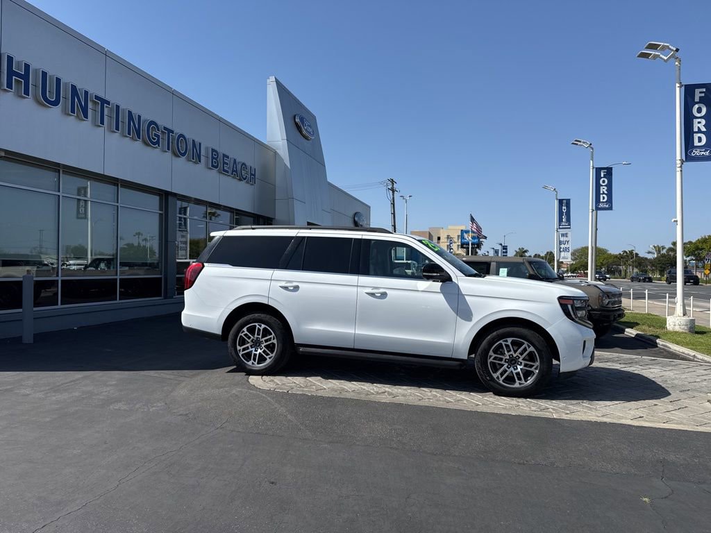Used 2025 Ford Expedition Active AWD/4WD image 3