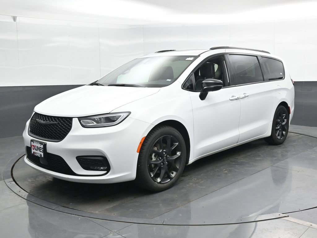 Used 2025 Chrysler Pacifica Limited FWD image 8