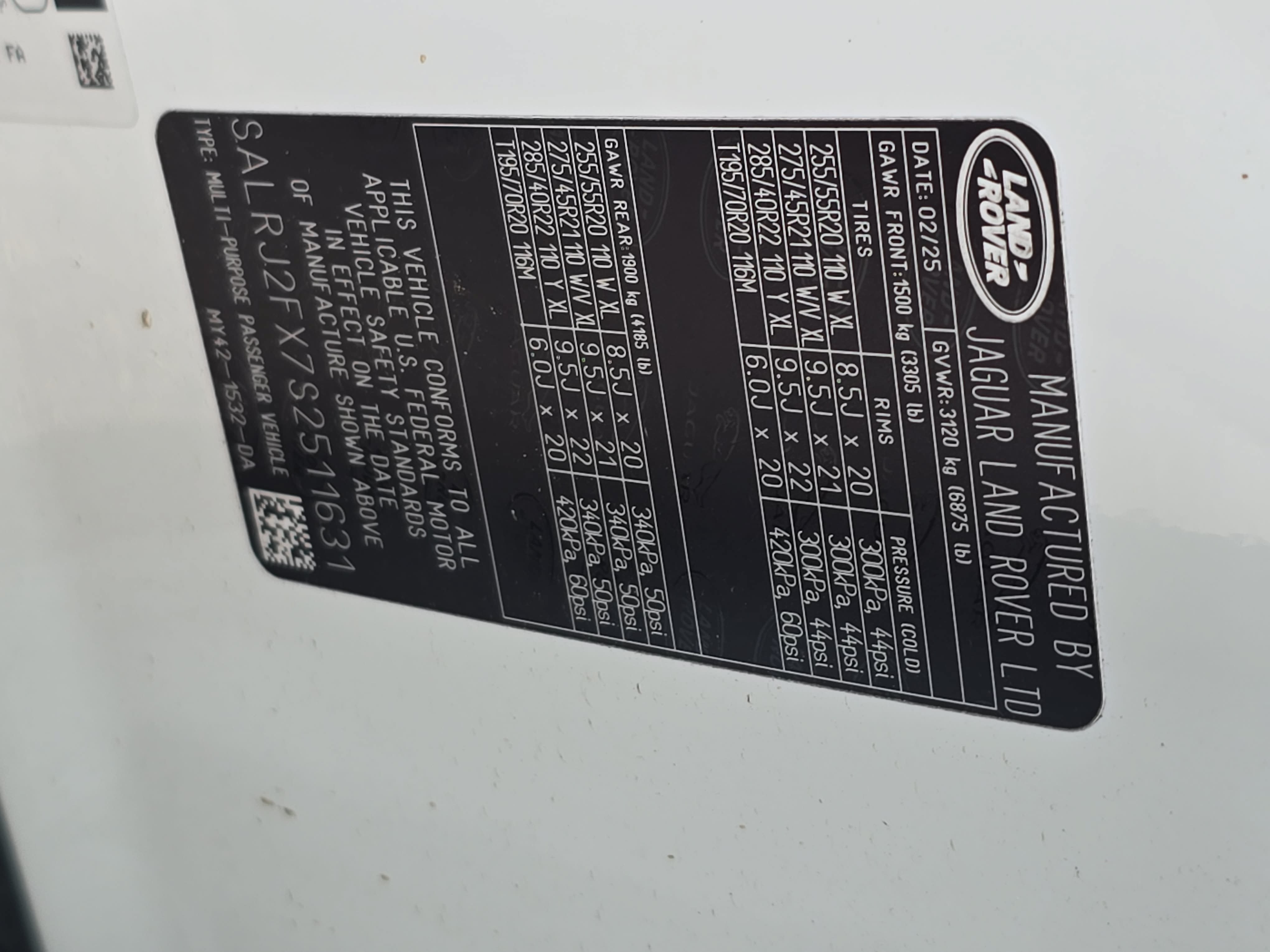 Certified 2025 Land Rover Discovery S AWD/4WD image 37
