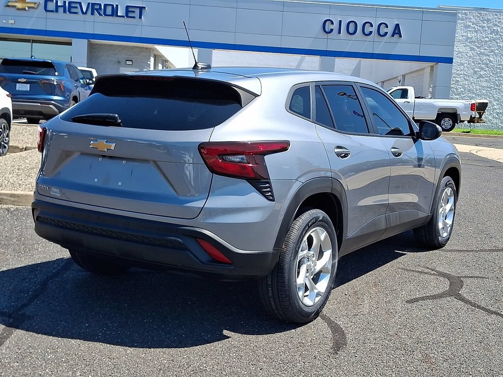 Used 2024 Chevrolet Trax LS w/ LS Convenience Package FWD image 9