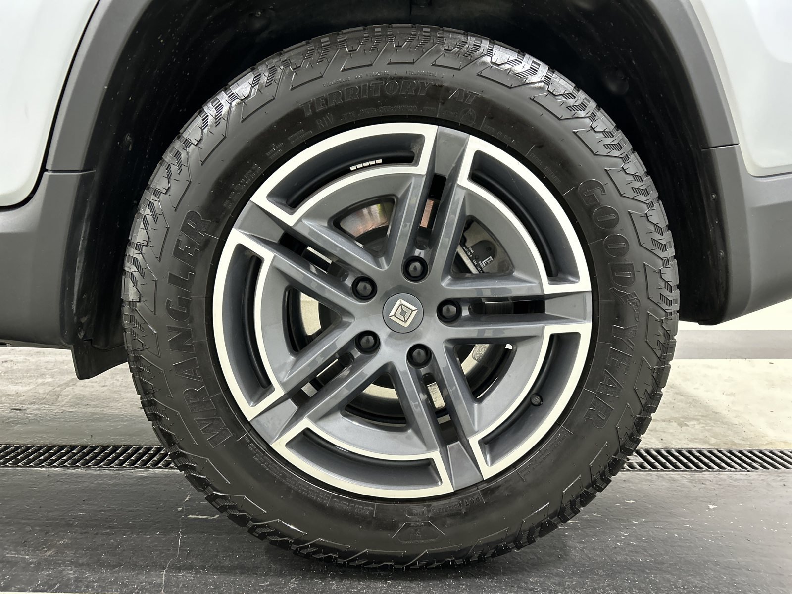 Used 2025 Rivian R1T Adventure Dual AWD/4WD image 10