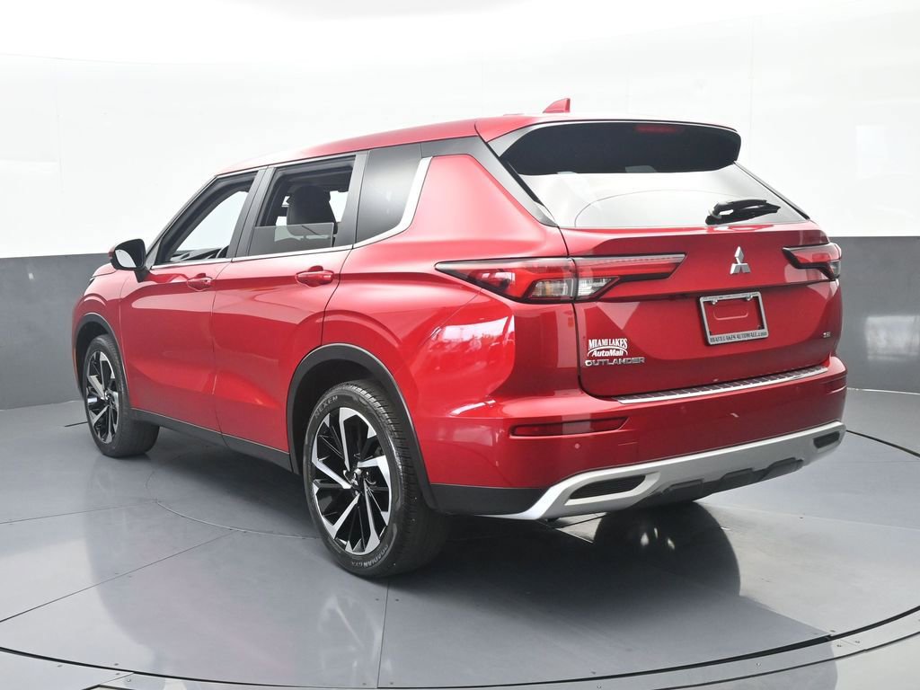 Used 2024 Mitsubishi Outlander SE Black Edition FWD image 4