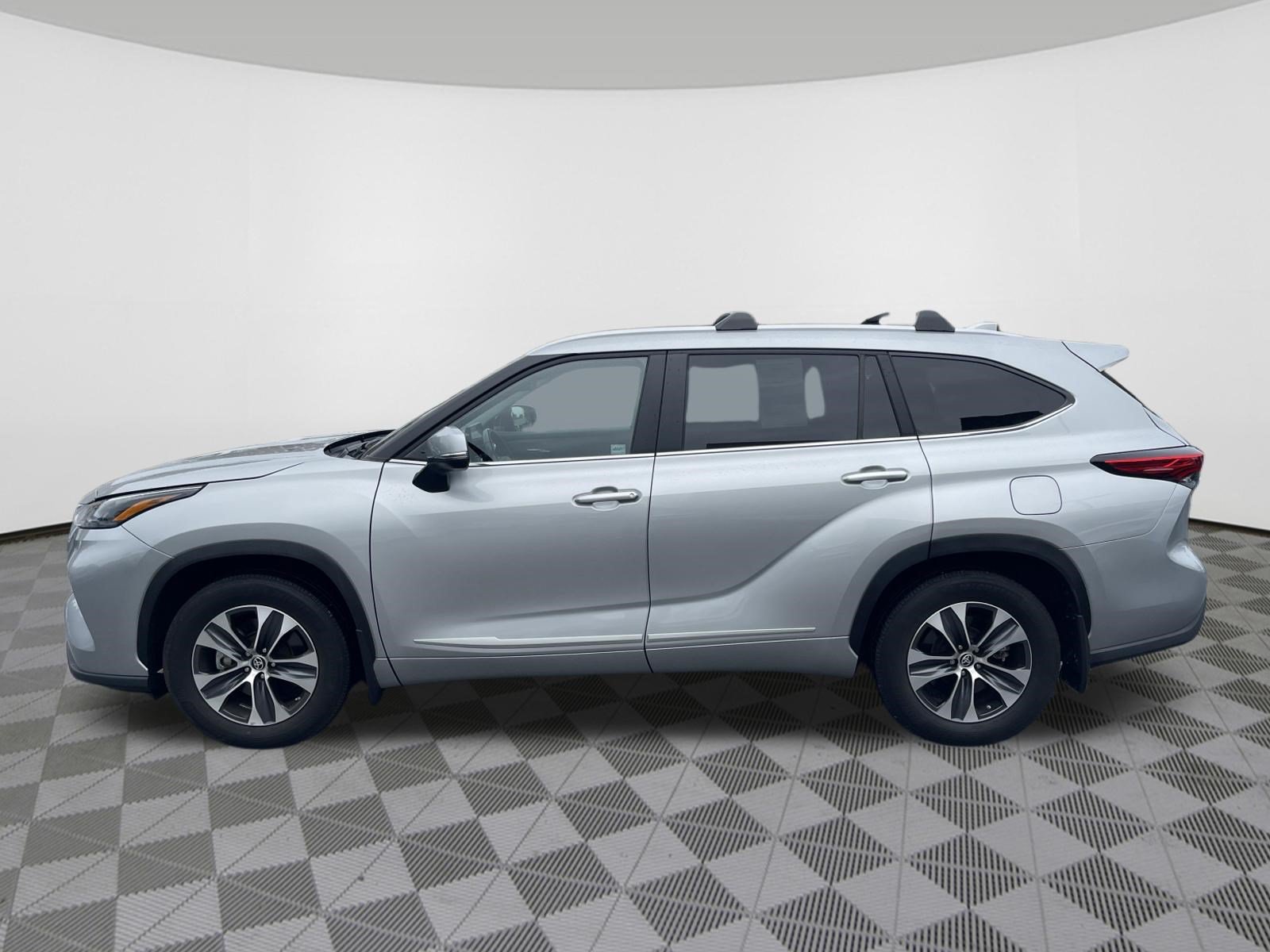 Used 2023 Toyota Highlander XLE FWD image 4