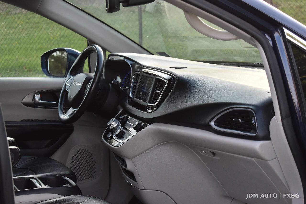 Used 2020 Chrysler Pacifica Touring-L FWD image 15