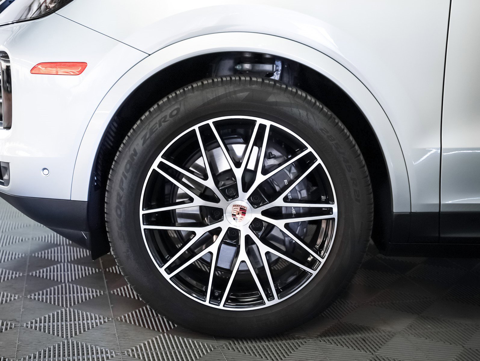 Used 2025 Porsche Cayenne Coupe image 14