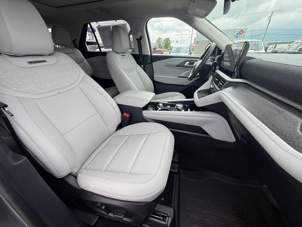 Used 2025 Ford Explorer Platinum w/ LUX Leather Package AWD/4WD image 32