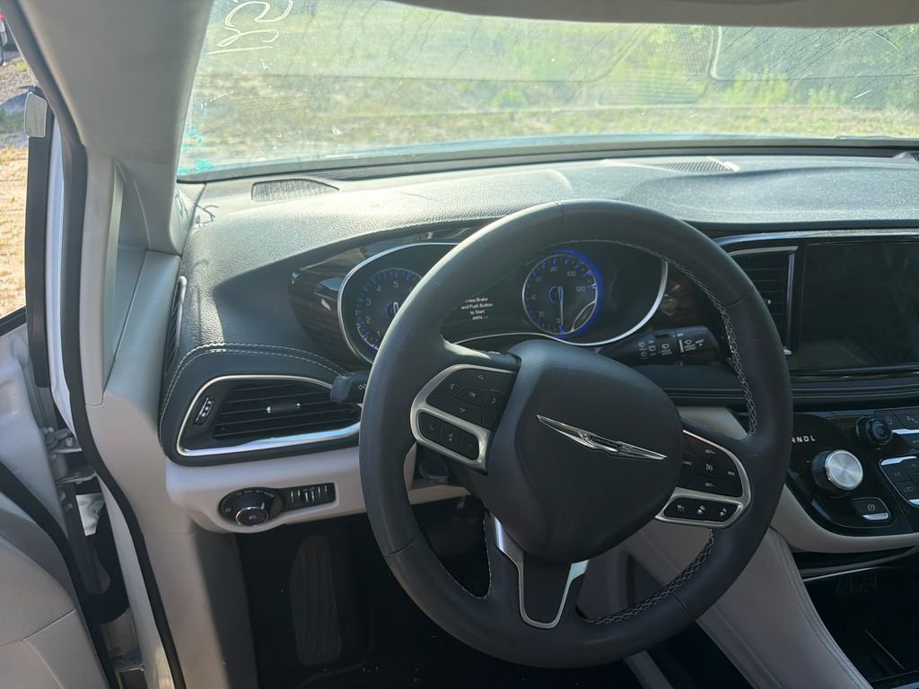 Used 2023 Chrysler Pacifica Limited FWD image 11