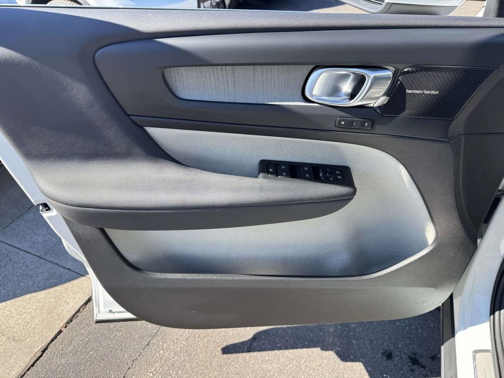 Used 2023 Volvo XC40 B5 Ultimate w/ Climate Package image 14