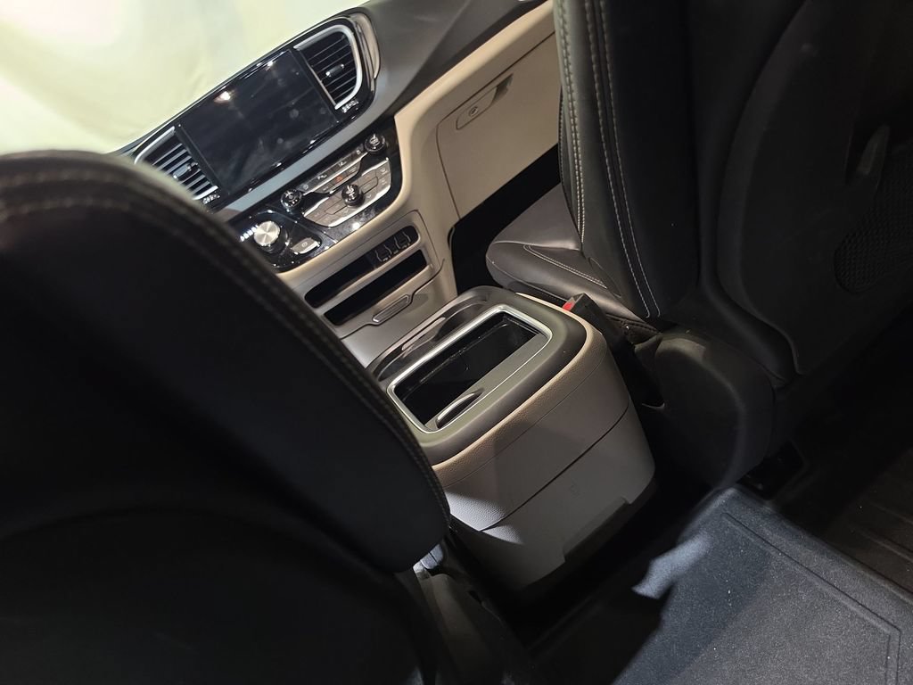 Used 2023 Chrysler Pacifica Touring-L FWD image 21
